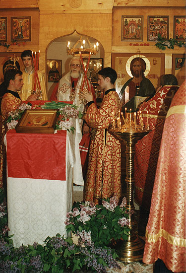 архиепископ Виктор благословляет прихожан храма